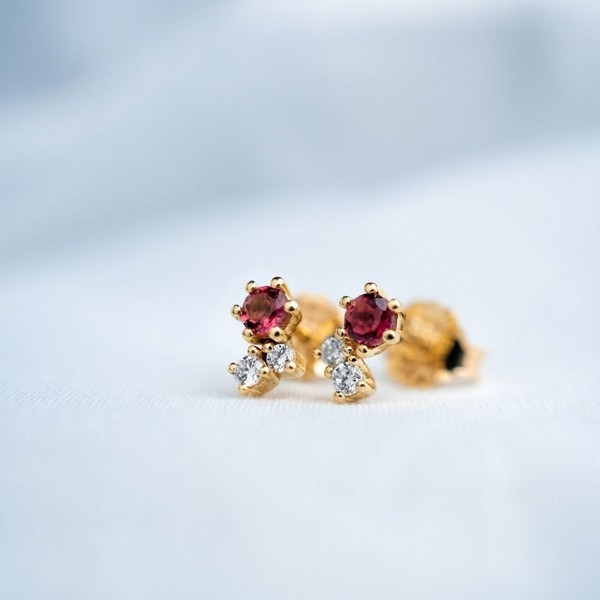 NURAN - Twinkle ørestikker I 14kt. Guld M. Pink Turmalin Og 0,06ct